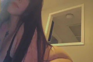 Curvy Bomb shell 💥 - Image 1